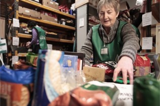 foodbank gallery images_sorting-food-1